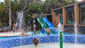 Ein Wasserpark mit mehreren Wasserrutschen und einem Poolbereich.