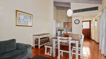 Kamar Triple Standar, 3 kamar tidur | Makan di kamar