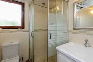 Standard Triple Room | Bathroom