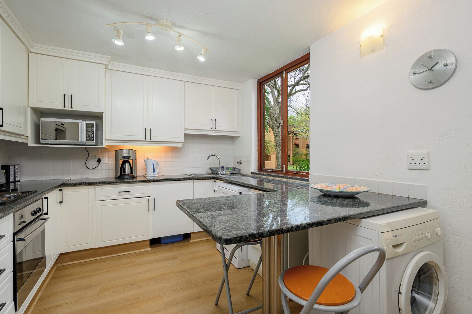 Standard Triple Room | Private kitchen | Microwave, electric kettle