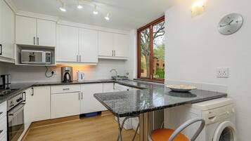 Standard Triple Room | Private kitchen | Microwave, electric kettle
