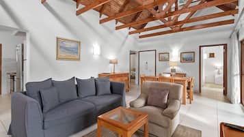 Habitación triple clásica, 3 habitaciones | Zona de estar | Una televisión