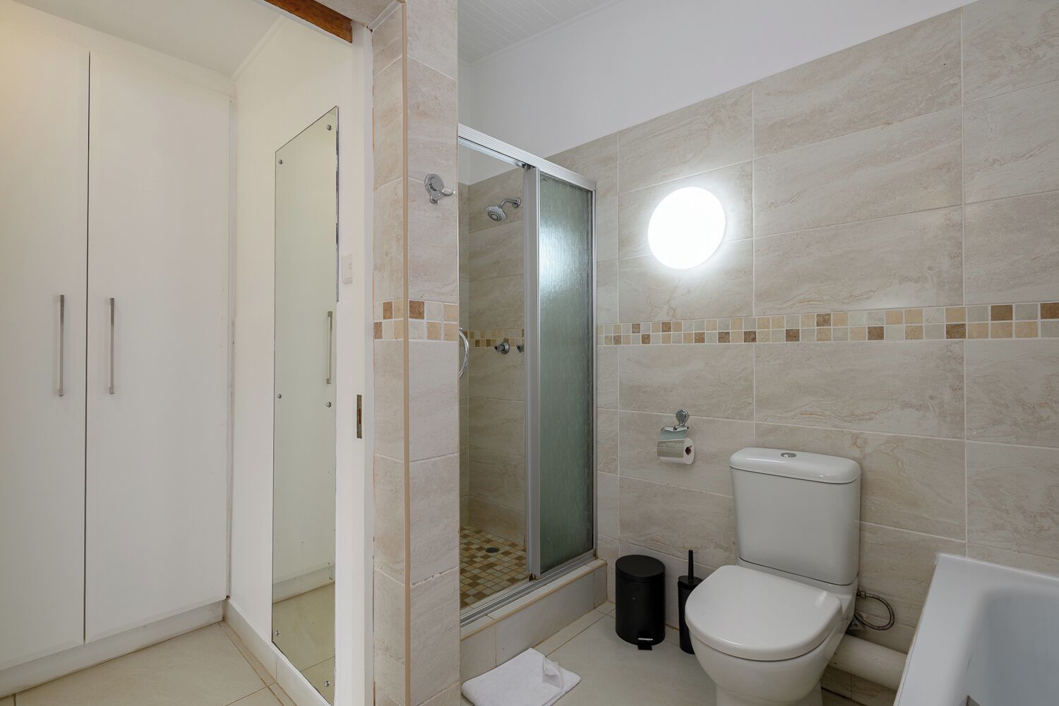 Un bany amb vàter, bidet i plat de dutxa.
