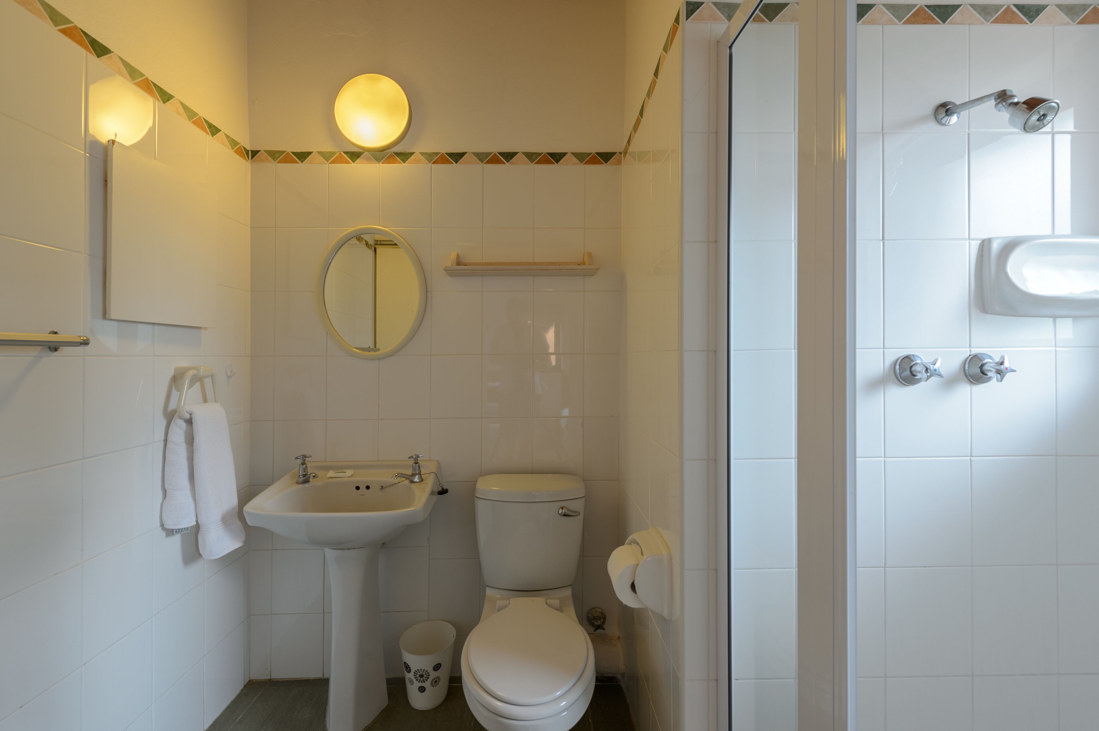 Kylpyhuone, jossa on pesuallas, wc ja suihkutila.