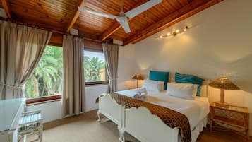 Classic Villa, 3 Bedrooms | 3 bilik tidur, peti besi dalam bilik, seterika/papan seterika