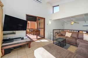 Villa clásica, 3 habitaciones | Zona de estar | Una televisión de pantalla plana