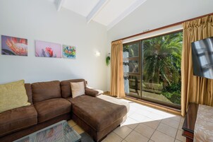 Villa clásica, 3 habitaciones | Zona de estar | Una televisión de pantalla plana