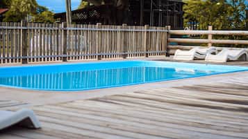 Utomhuspool och solstolar