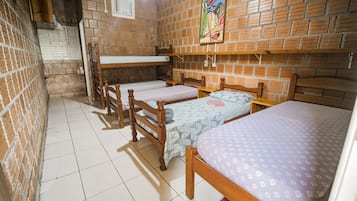 Quarto família, várias camas, para não fumantes | Quartos à prova de som, Wi-Fi de cortesia, roupa de cama