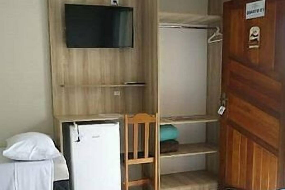 Klassieke driepersoonskamer | Een minibar, verduisterende gordijnen, extra bedden, gratis wifi