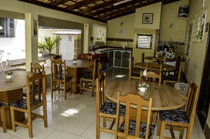 Free daily buffet breakfast - Pousada Vila Regina (Penha)