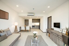 Premier Suite | Living area | 40-inch Smart TV with digital channels, TV - KAIDA Resort & Residences (Hang Dong)