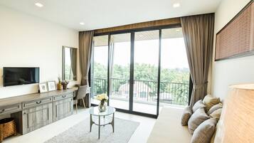 Deluxe Suite | Premium bedding, in-room safe, desk, soundproofing