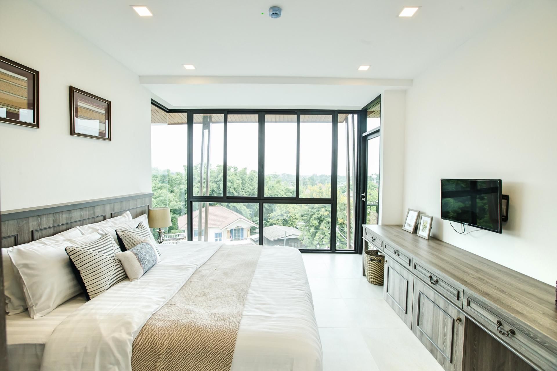 Premier Suite | Premium bedding, in-room safe, desk, soundproofing