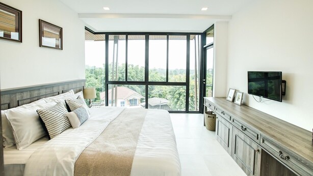 Phòng Suite Premier | Bộ đồ giường cao cấp, két bảo mật tại phòng, bàn, phòng cách âm 