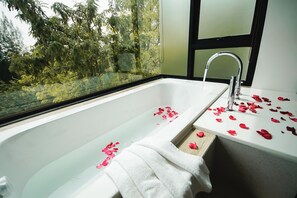 Premier Suite | Bathroom - KAIDA Resort & Residences (Hang Dong)