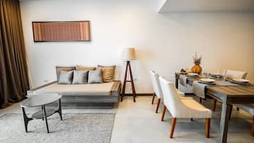 Premier Suite | Living area | 40-inch Smart TV with digital channels, TV