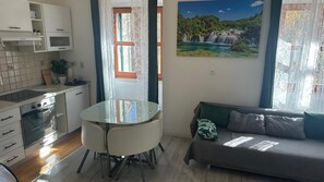 Apartment | Wohnbereich | LED-Fernseher