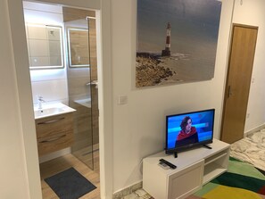 Habitación familiar | Tabla de planchar con plancha y ropa de cama