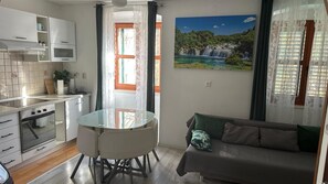 Apartment | Wohnbereich | LED-Fernseher