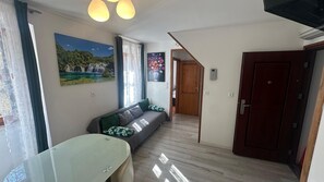 Apartment | Wohnbereich | LED-Fernseher