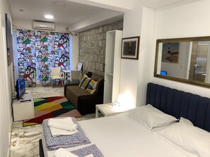 Habitación familiar | Tabla de planchar con plancha y ropa de cama