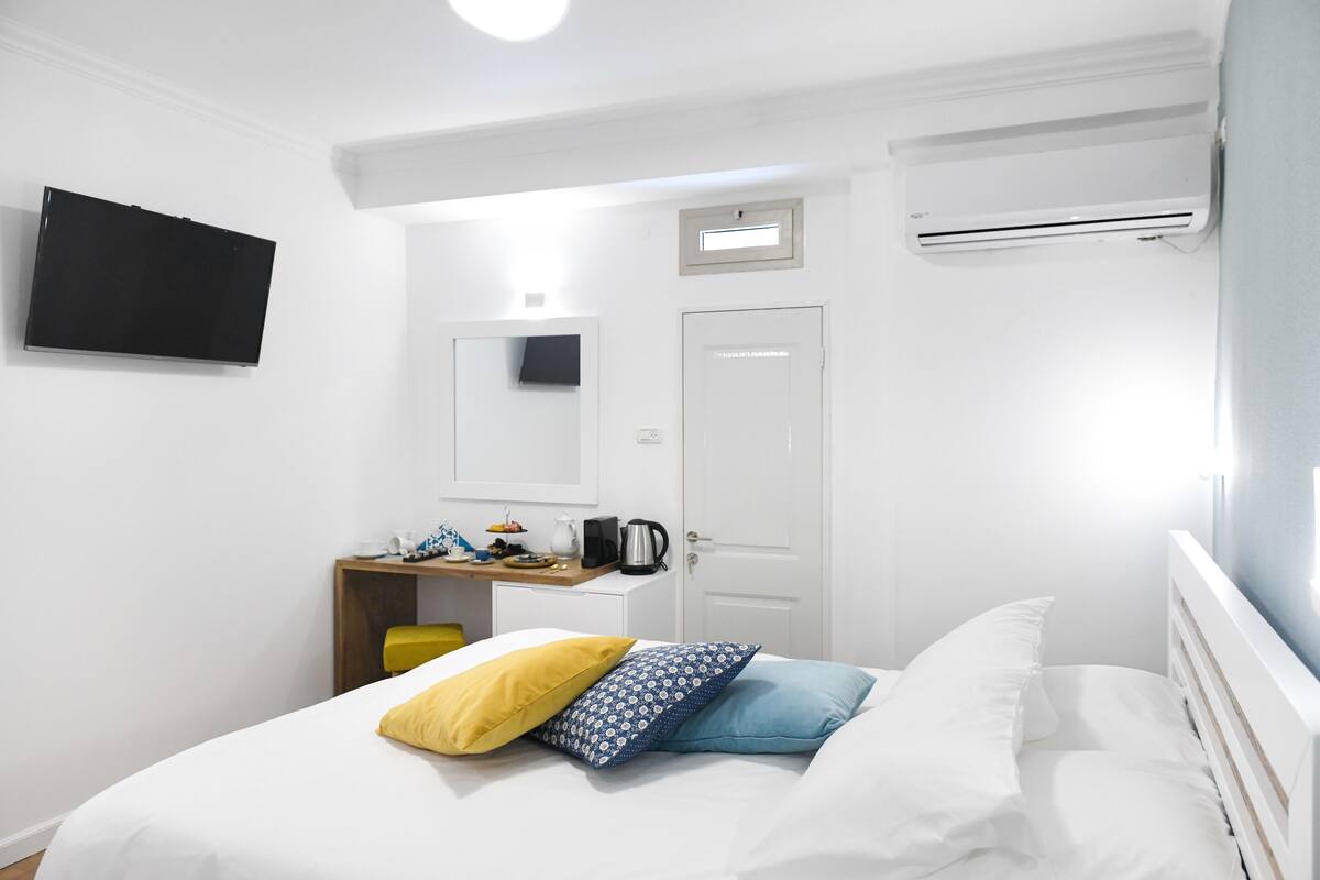 Chambre Deluxe, 1 grand lit | Bureau, Wi-Fi gratuit, draps fournis