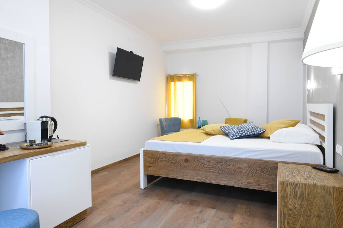 Chambre Deluxe, 1 grand lit | Bureau, Wi-Fi gratuit, draps fournis
