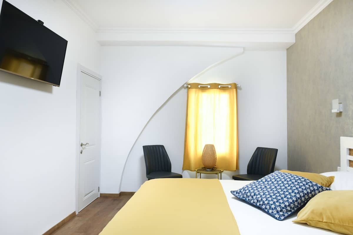 Chambre Deluxe, 1 grand lit et 1 canapé-lit | Bureau, Wi-Fi gratuit, draps fournis