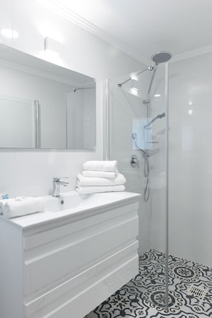 Chambre Deluxe, 1 grand lit | Salle de bain | Douche, articles de toilette gratuits, serviettes fournies