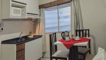 Quarto duplo superior, 2 camas de solteiro | Cozinha privada | Geladeira