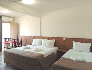 Escritorio y espacio para trabajar con laptop 