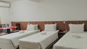 Quarto triplo superior, 3 camas de solteiro | Escrivaninha, espaço de trabalho para notebook