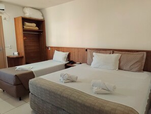 Superior Triple Room | Desk, laptop workspace, iron/ironing board, free WiFi - Flat Sol (Balneário Camboriú)