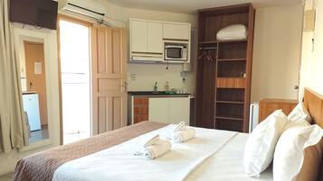 Habitación doble superior, 1 cama matrimonial | Escritorio y espacio para trabajar con laptop