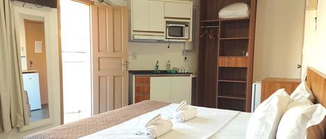Quarto casal superior, 1 cama de casal | Escrivaninha, espaço de trabalho para notebook