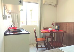 Superior Quadruple Room | Private kitchen | Fridge - Flat Sol (Balneário Camboriú)