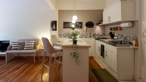 Room, 1 Double Bed, Non Smoking | Private kitchen | Espresso maker, coffee/tea maker, fridge, microwave - Urban Loft (Mexico City)