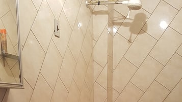 Shower, perlengkapan mandi gratis, handuk, dan sampo