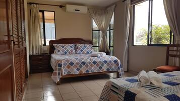 3 kamar tidur, meja kerja, tirai kedap cahaya, dan setrika/meja setrika