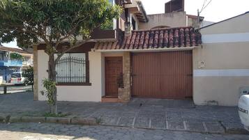 Pintu masuk properti