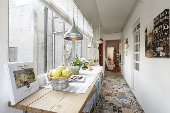 Design Room, Multiple Beds | Living area | Flat-screen TV, Netflix, DVD player