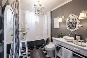 Habitación de diseño, varias camas | Baño | Ducha y bañera combinadas, bañera profunda, secador de pelo y toallas