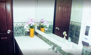 Standard Suite, Multiple Beds, Non Smoking | Bathroom | Shower, towels - Luna House Panama (Panama City)