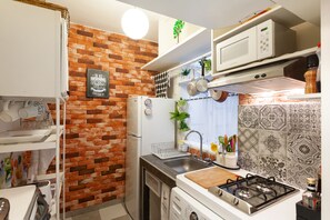 Room, Multiple Beds, Non Smoking | Private kitchen | Fridge, microwave, stovetop, coffee/tea maker - Cozy Vintage Flat (Mexico City)