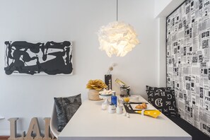 Chambre, Plusieurs lits, non-fumeur | Repas dans la chambre