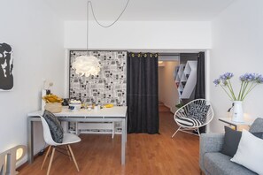 In-room dining - Black & White Apartment (Mexico City)