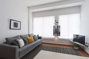 Chambre, Plusieurs lits, non-fumeur | Aire de séjour | Téléviseur à écran plat