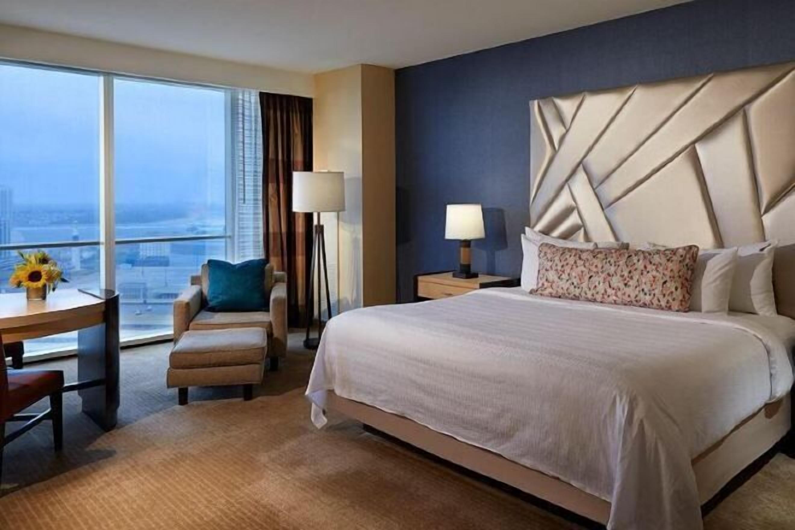 Hochwertige Bettwaren, Zimmersafe, Schreibtisch, Verdunkelungsvorhänge