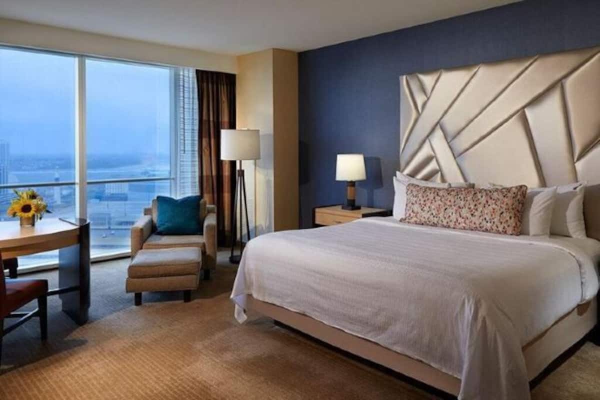 Ylelliset vuodevaatteet, tallelokero huoneessa, työpöytä, pimennysverhot